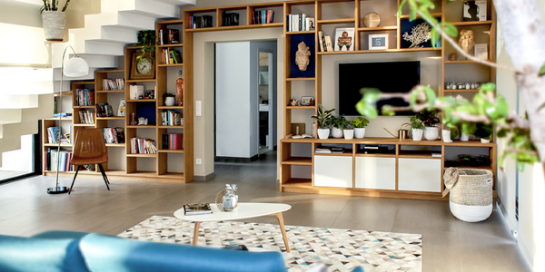 Decoración con muebles y materiales naturales y sostenibles para tu salón-comedor